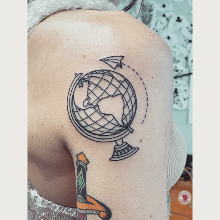 Mappamondo tattoo, tatuaggio globo, tattoo sulla spalla donna