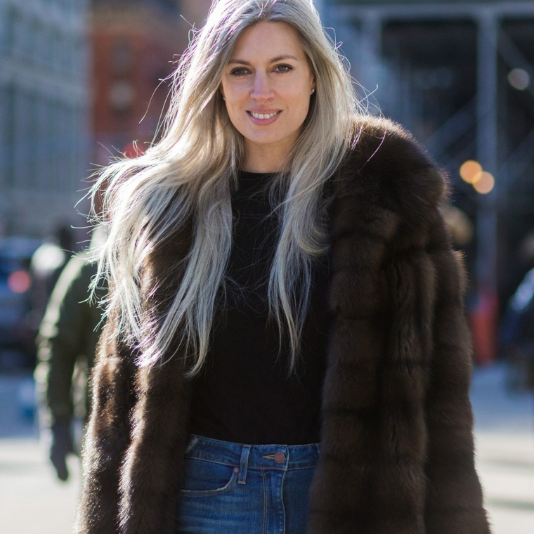 Tinta capelli grigio, donna con cappotto, capelli lunghi e biondi, abbigliamento street style con jeans