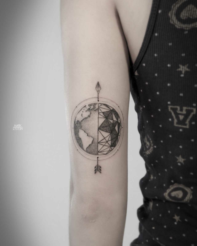 I tatuaggi più belli femminili, tatuaggio sul braccio, disegno tattoo pianeta terra