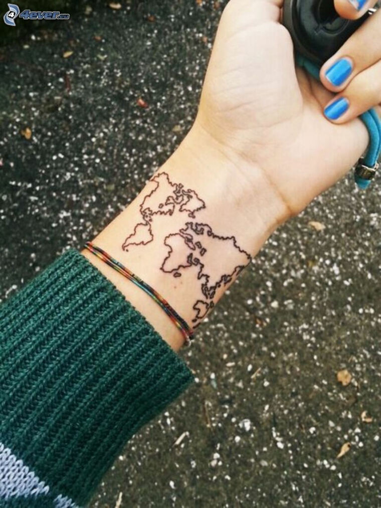 Tatuaggio bianco e nero, tattoo sul polso, mappamondo tattoo, unghie smalto blu