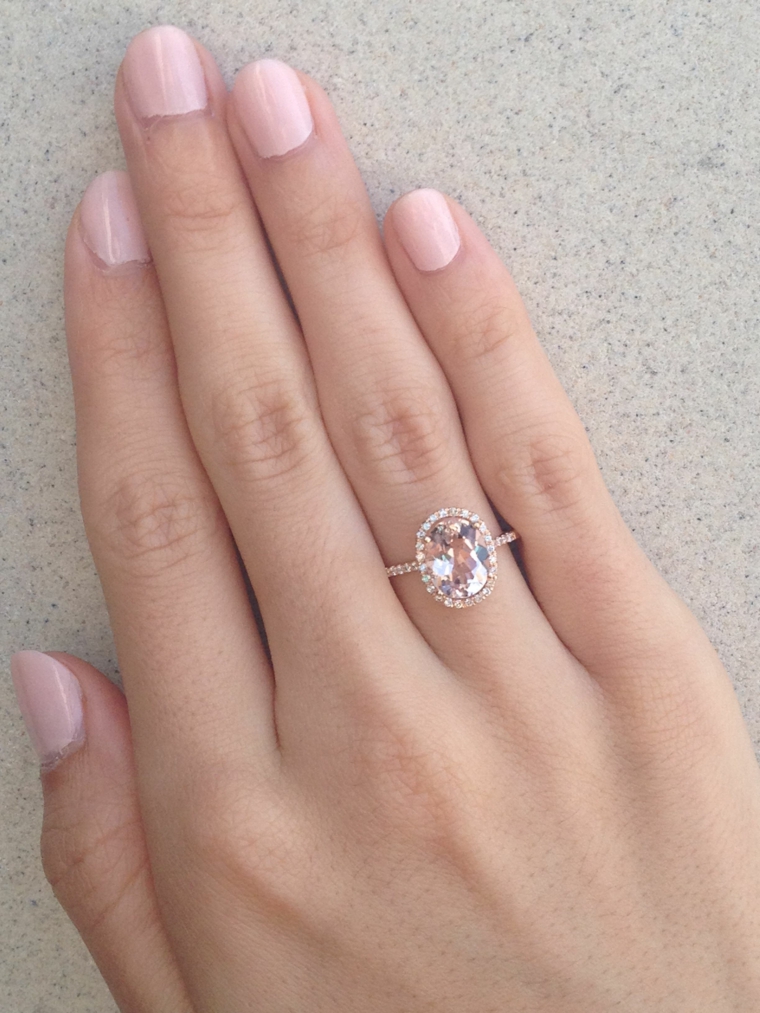 Unghie gel colorate, manicure smalto rosa, manicure unghie corte, anello con diamante