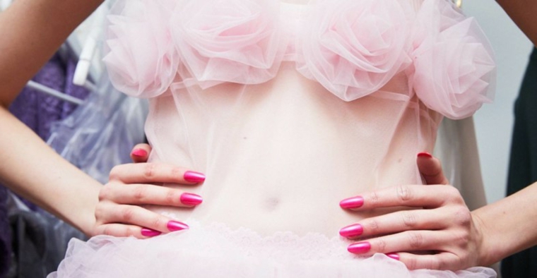 Abito rosa trasparente, unghie forma a mandorla, unghie gel colorate