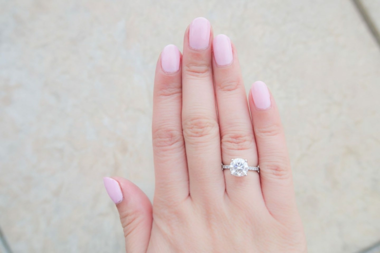 Anello con diamante, unghie gel rosa, semipermanente bordi arrotondati