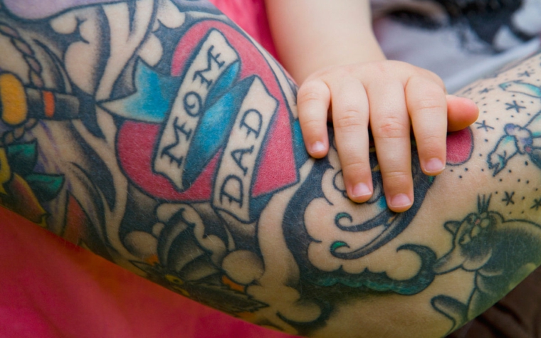 Tatuaggi sul braccio, scritta tattoo braccio uomo, disegni colorati uomo, tattoo per la famiglia