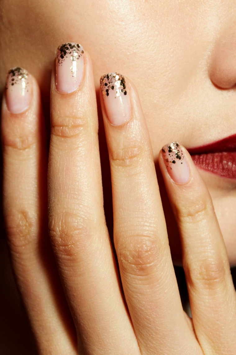 Unghie rosa cipria, unghie forma squadrata, accent nail smalto glitter