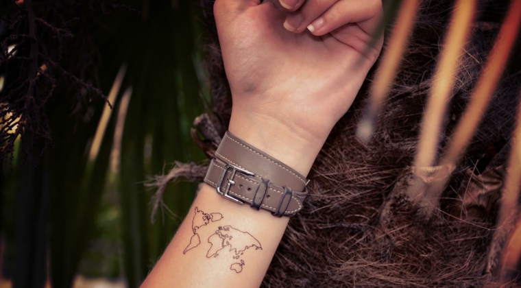 Tatuaggio mondo, tattoo sul polso della mano, tattoo mappamondo piccolo, orologio con cinturino in pelle