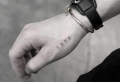 Tatuaggi piccoli uomo: i design a cui fare affidamento!