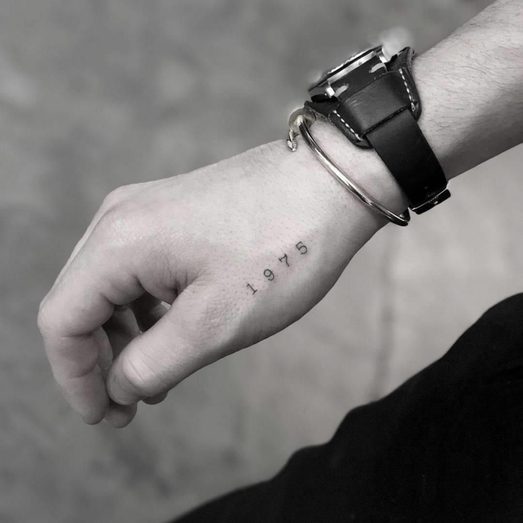 Tattoo numero 1975, tatuaggio sulla mano uomo, tatuaggi e significati, orologio da polso