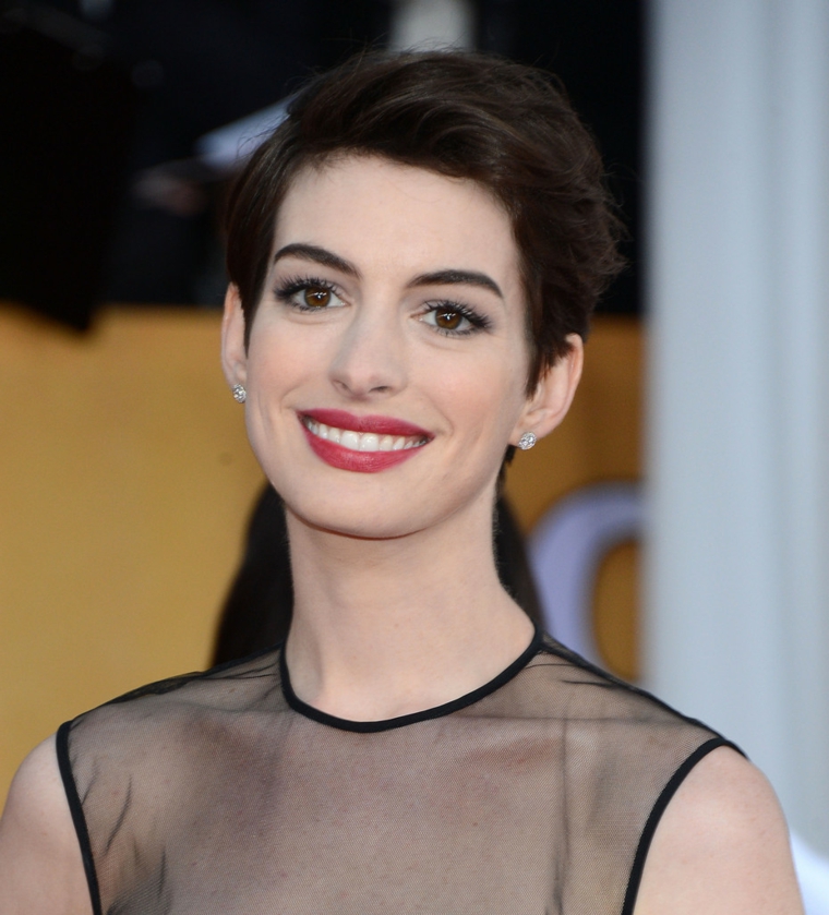 L'attrice Anne Hathaway, taglio capelli pixie, acconciature per capelli corti