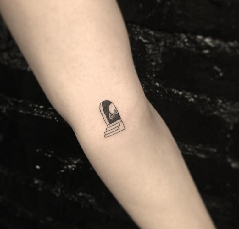 Tatuaggio sul braccio, tatuaggio avambraccio uomo, disegno scale e pianeta