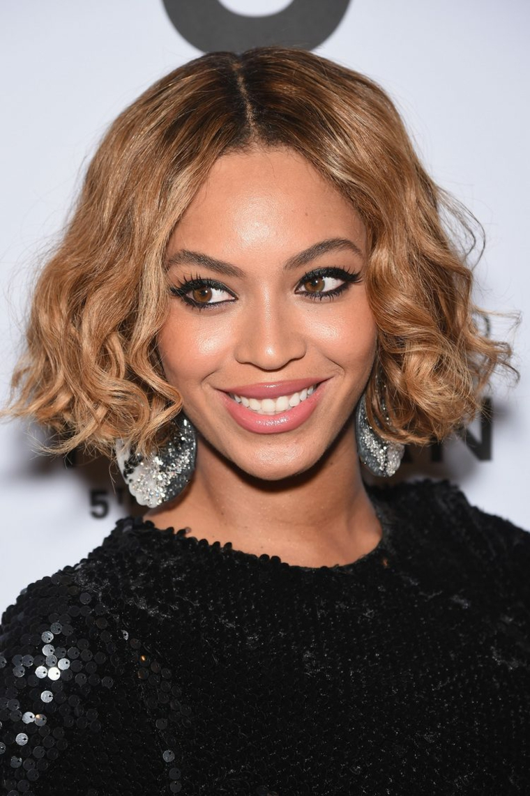 La cantante Beyoncé, caschetto corto, capelli di colore castano bronde, acconciatura con riga centrale 