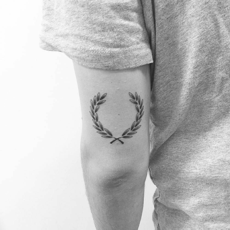 Tatuaggi avambraccio, disegno tattoo corona floreale, uomo con maglietta grigia