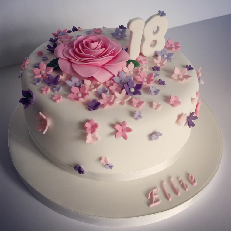 Torta con pasta di zucchero bianca, decorazione torta con fiorellini, torta ragazza 18 anni