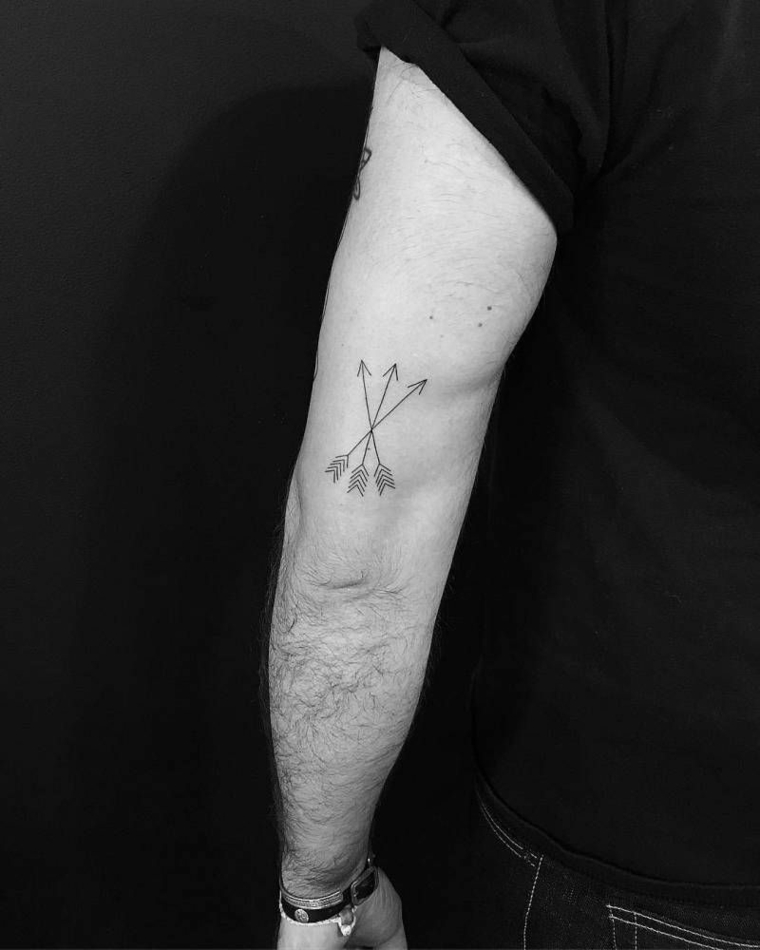 Tatuaggi piccoli uomo, disegno di tre frecce, tatuaggio sul braccio uomo