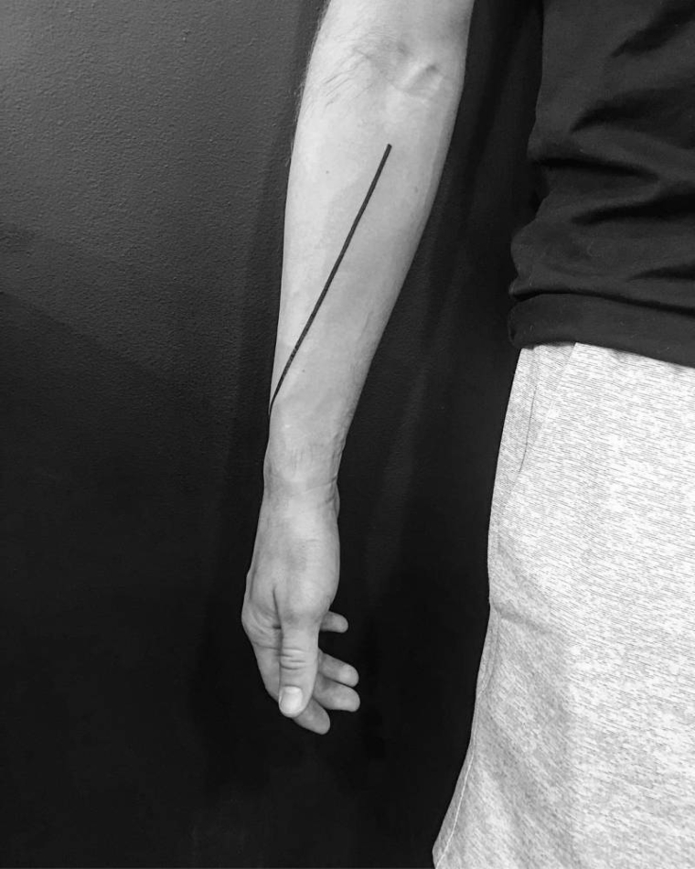 Tatuaggi avambraccio, uomo con tattoo sul braccio, disegno linea sul braccio di un uomo