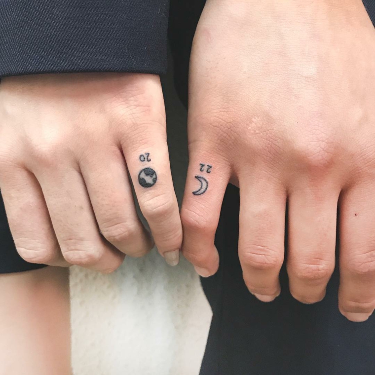 Tatuaggi e significati, disegno luna e terra, tattoo numeri sul dito, tatuaggio di coppia