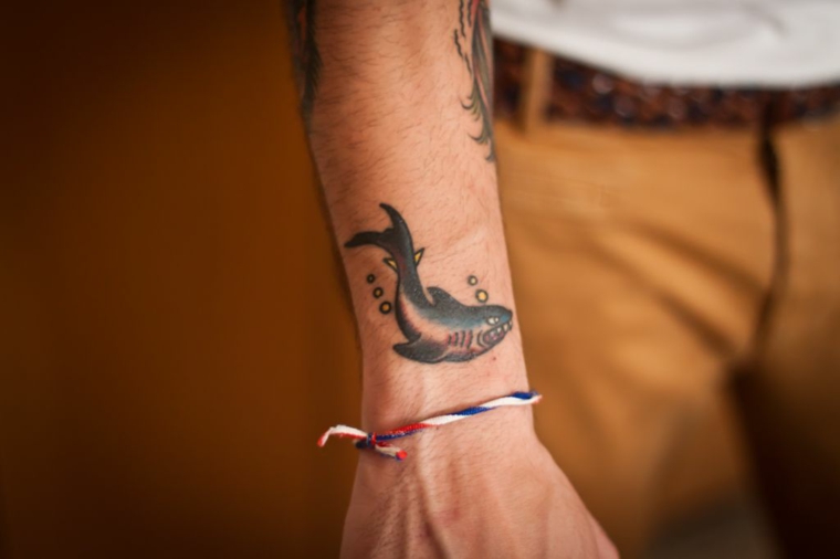Tatuaggio disegno squalo, tattoo sul polso della mano, tatuaggi scritte