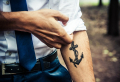 Tatuaggi piccoli uomo: i design a cui fare affidamento!