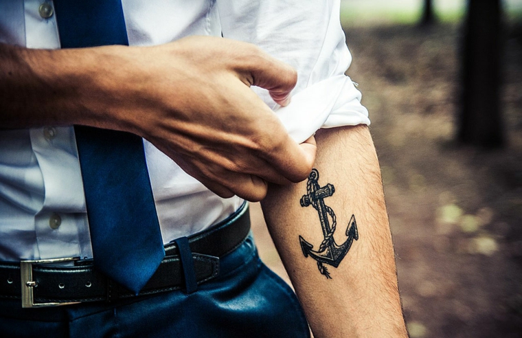 Tatuaggi piccoli maschili, tattoo disegno ancora, tatuaggio uomo sull'avambraccio