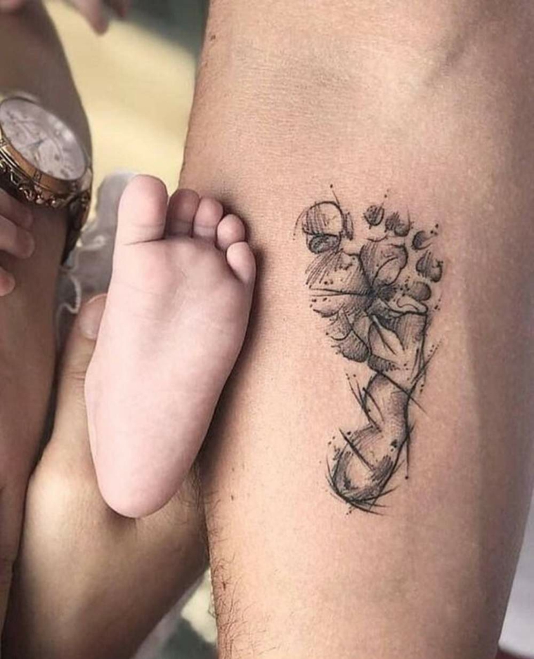 Tatuaggi piccoli maschili, tattoo sull'avambraccio, disegno tatuaggio impronta piedino