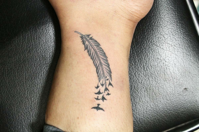 Tatuaggi forza di andare avanti, tatuaggio sulla caviglia, disegno tattoo piuma e uccelli
