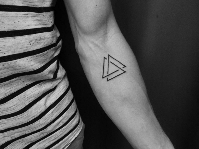 Tatuaggi piccoli maschili, disegno triangolo, tatuaggio uomo sull'avambraccio