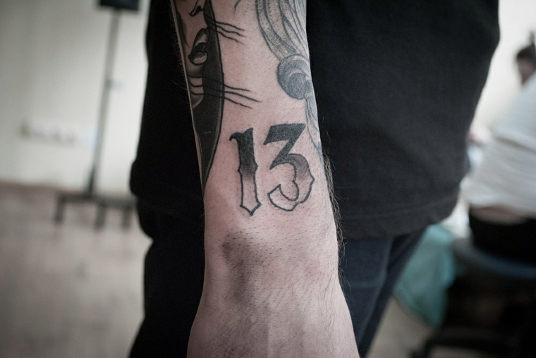 Tatuaggi scritte, tattoo con numero 13, tatuaggio sul polso della mano