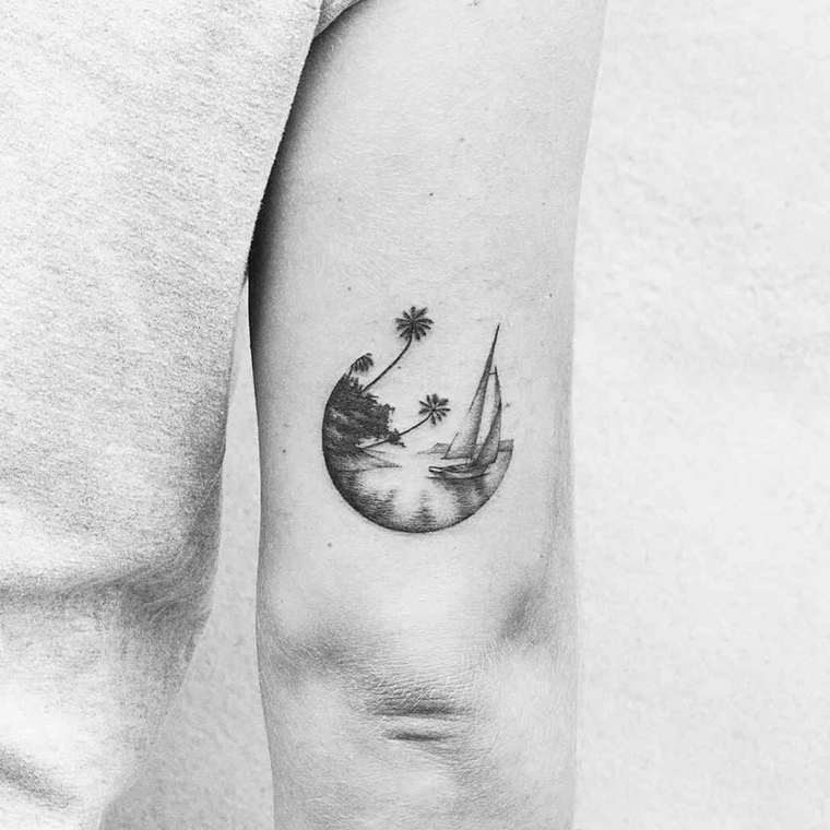Tatuaggi e significati, disegno barca e palme, uomo con tattoo discreto