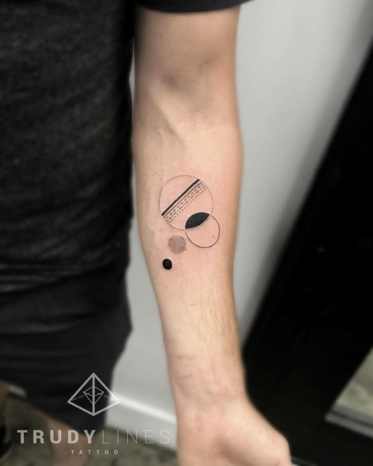 Tatuaggi e significati, uomo con avambraccio tatuato, disegno cerchio con chiaro scuro