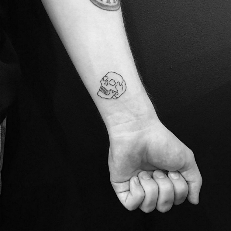 Tatuaggio sul polso della mano, disegno tattoo teschio, tatuaggi avambraccio