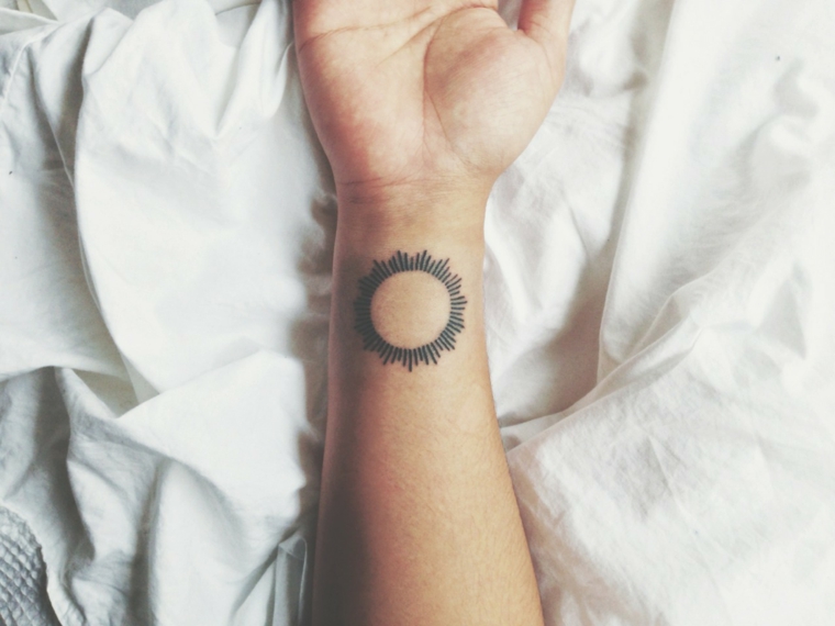 Tatuaggi piccoli maschili, tattoo sul polso della mano, disegno sole e cerchio