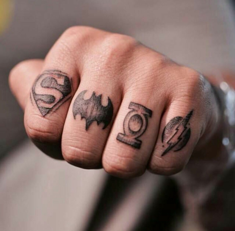 Tatuaggi piccoli uomo, tattoo sulle dita, disegno tatuaggio simbolo Superman 
