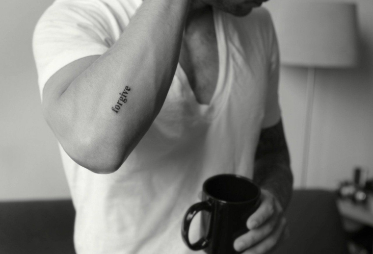 Tatuaggi scritte, tatuaggio sul braccio di un uomo, tattoo con scritta in inglese