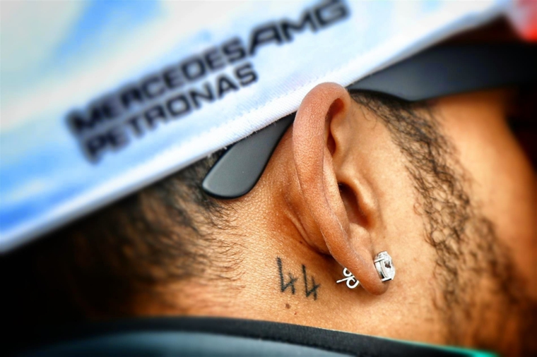 Tattoo dietro l'orecchio, disegno tattoo numero 44, tatuaggi forza di andare avanti