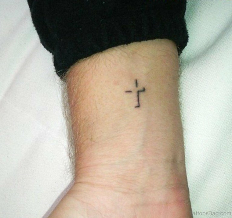Tattoo sul polso della mano, disegno tattoo croce, tatuaggi avambraccio uomo
