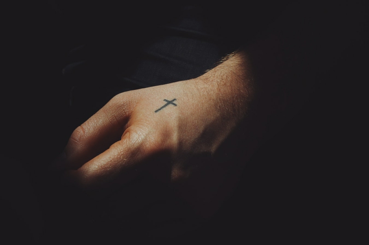 Tatuaggio disegno croce, tattoo sulla mano uomo, tatuaggi forza di andare avanti