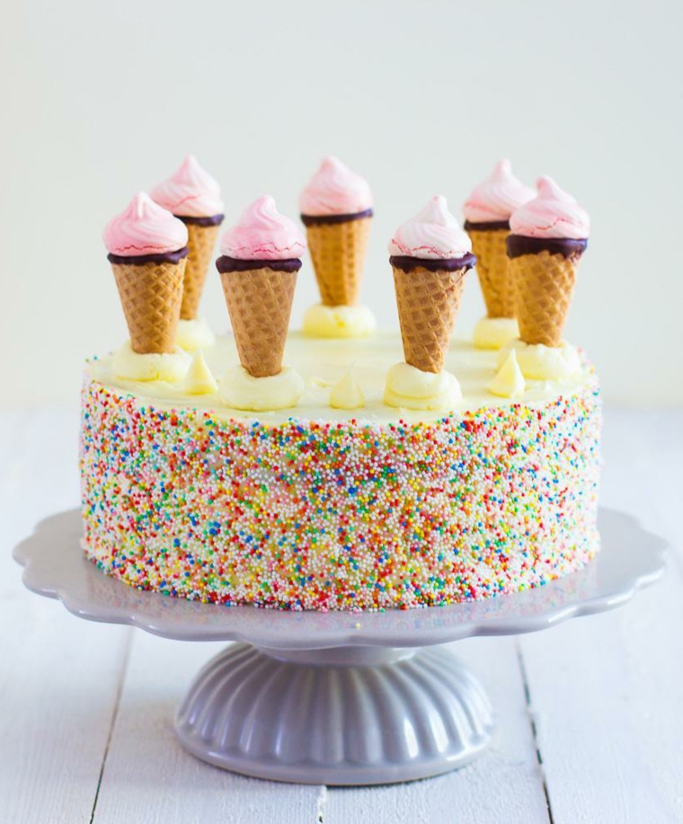 Torte di compleanno particolari, torta rotonda con coni gelato, decorazioni con coddette colorate 