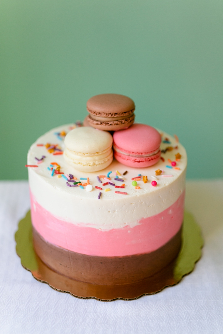 Torte di compleanno facili da fare in casa, torta colorata a tre strati, decorazione torta con macaron