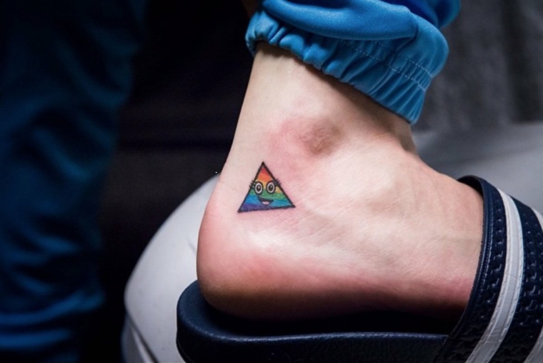 Tatuaggio sulla caviglia, tattoo triangolo colorato, tatuaggio con faccina