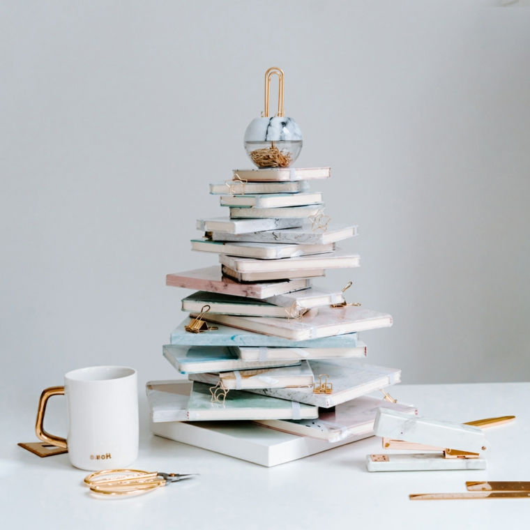 Albero di Natale stilizzato, quaderni come albero, pallina di Natale effetto marmo