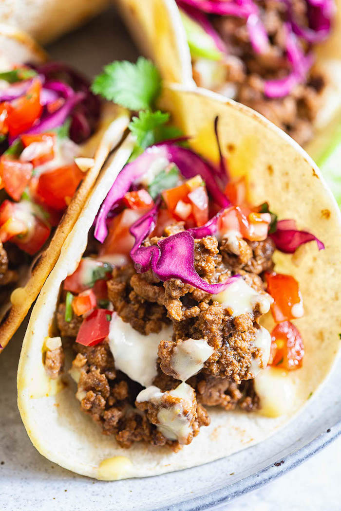 Tacos con carne, pezzettini di radicchio, tacos con pomodorini, ricette messicane