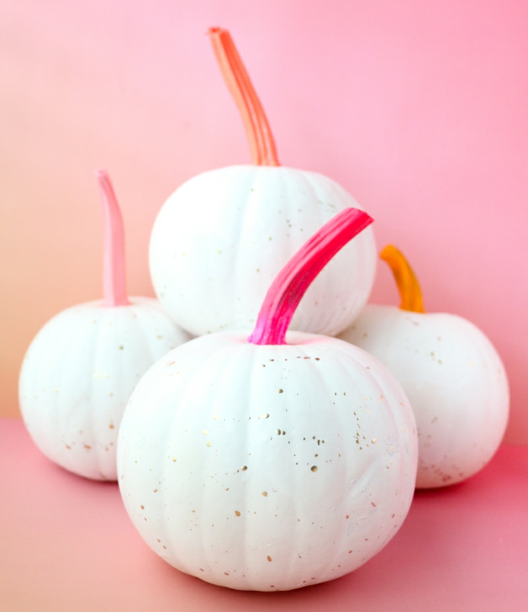Zucche con capo neon, schizzi di colore su zucche, decorazioni semplici per Halloween