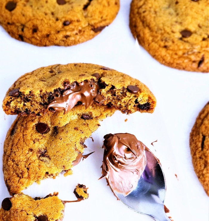 Cookies con nutella, ricetta per biscotti, cookies con gocce di cioccolato, cucchiaio con nutella