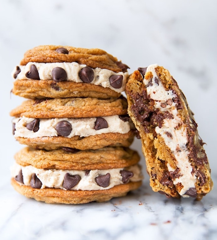 Biscotti semplici e veloci da fare in casa, biscotto con gocce di cioccolato, mousse bianca di cioccolato