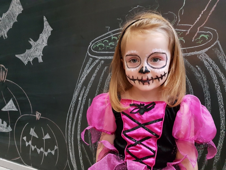 Make up bimba da sugar skull, trucco Halloween bambina, bimba con costume rosa
