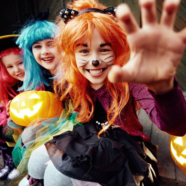 Trucchi di Halloween per bambini, bimba con parrucca, make up da gattina