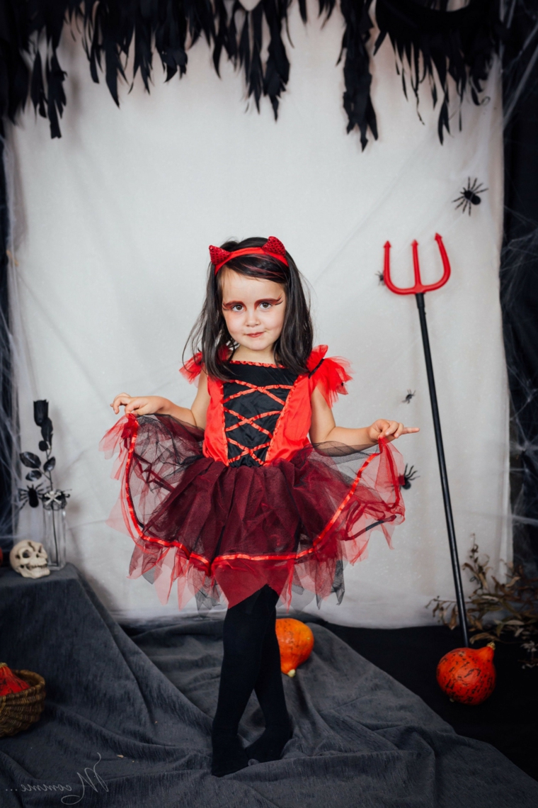 Bimba travestita per Halloween, cerchietto con corna, bimba travestita come diavoletto