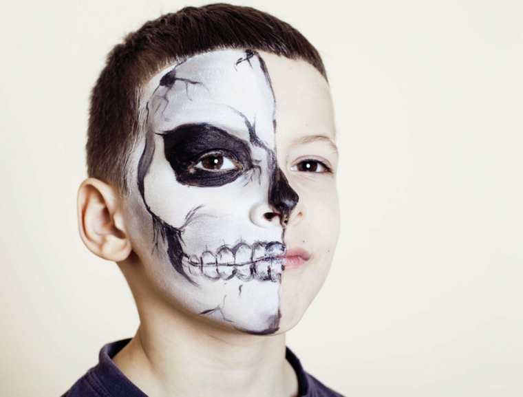 Trucchi per Halloween facili, trucco per bimbo, make up scheletro metà viso