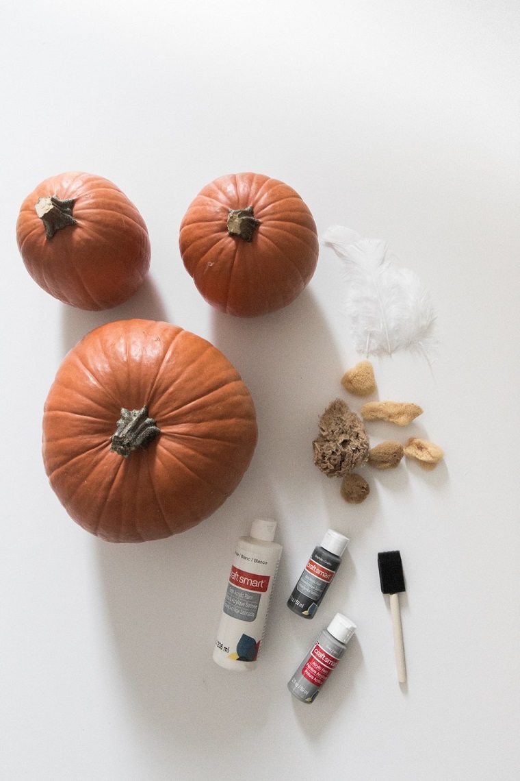 Lavoretti creativi per bambini Halloween, tre zucche arancioni, colori acrilici, spugna con pennello