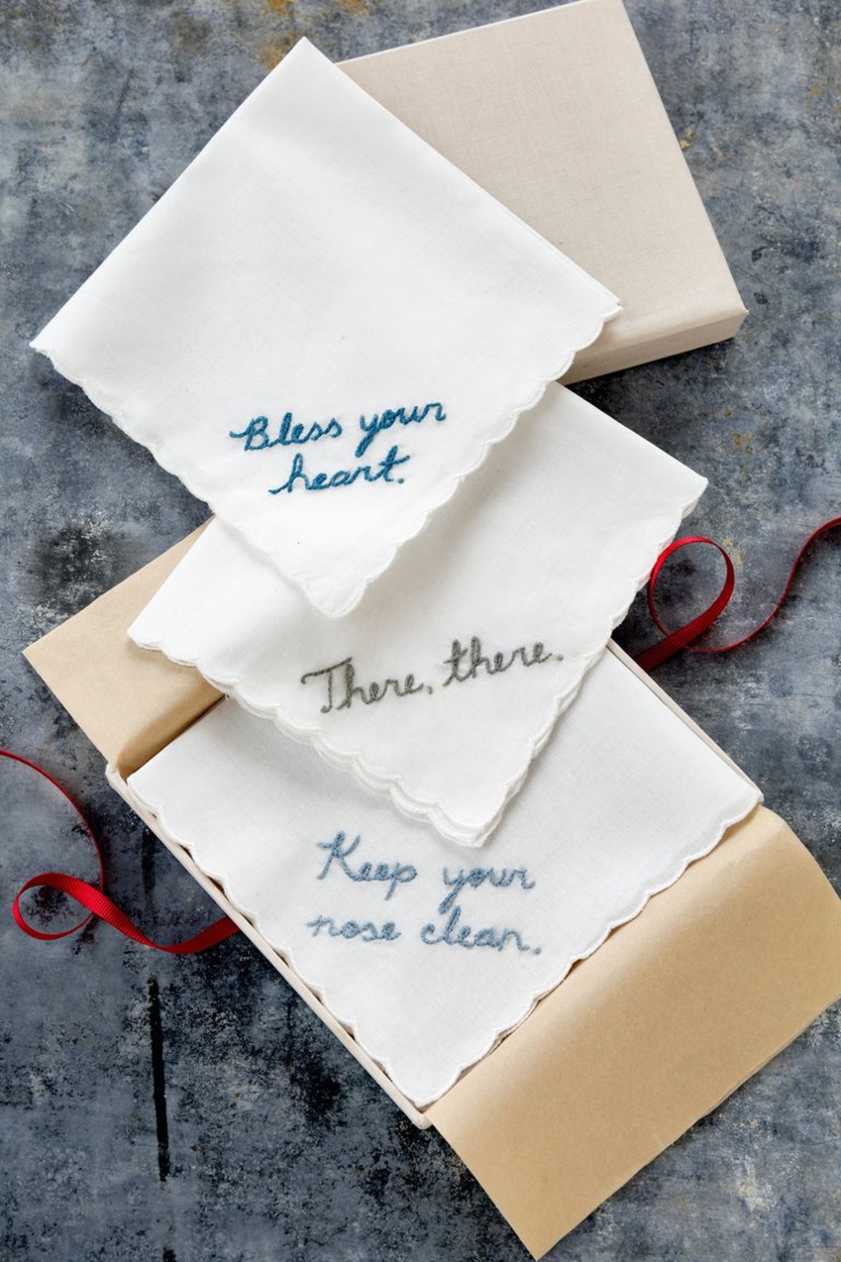 Fazzoletti di stoffa personalizzati, pensierini di Natale, scatoline regalo con fazzoletti